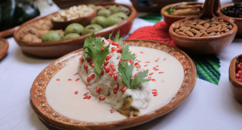 platillos emblemáticos como mole poblano y chile en nogada